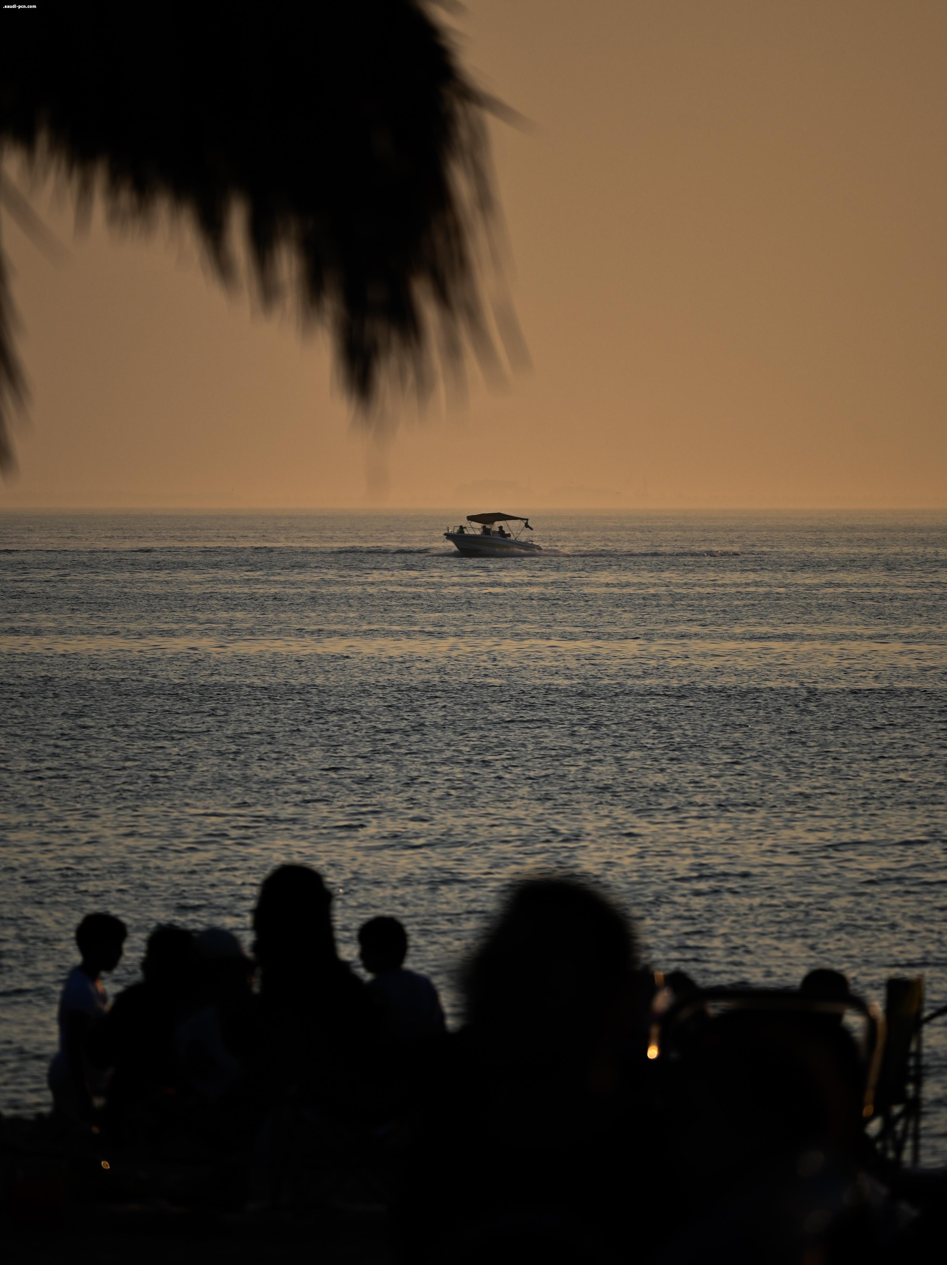 شاطئ نصف القمر بالظهران وجهة سياحية بحرية مثالية بخدمات متكاملة